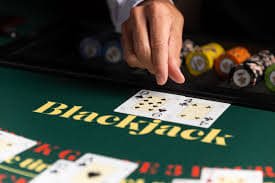 Platform tokeqq menampilkan akses ke sportsbook, kasino live dealer, dan slot online dengan antarmuka yang intuitif